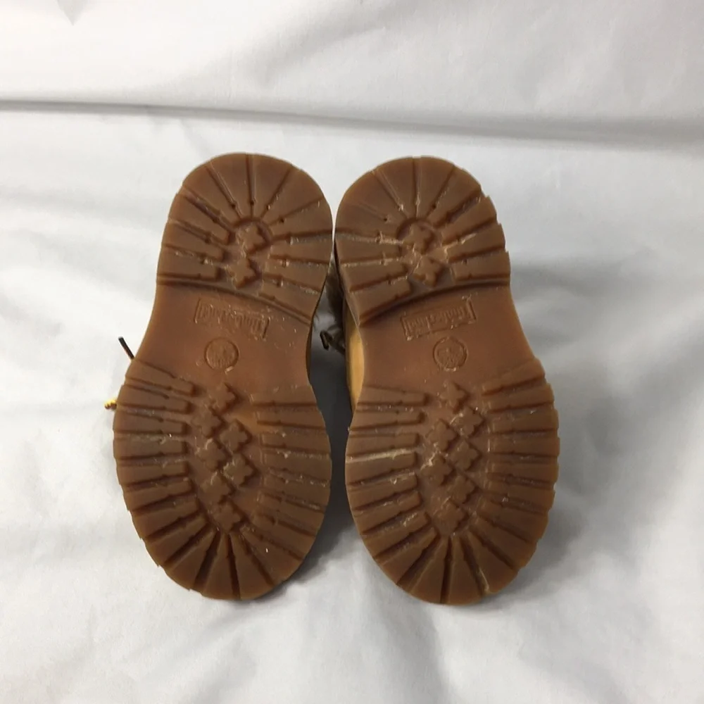 Timberland Boys Waterproof Hiking boot Size 6 Like-NEW Condition